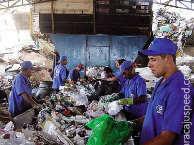 Método transforma garrafas de plástico em combustível