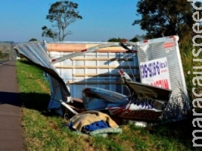 Baú de caminhão é arremessado em acidente na BR-267