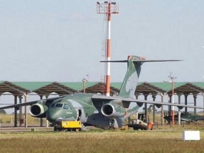 Maior aeronave já construída pela Embraer faz testes na Capital