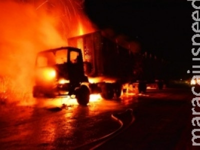 Carreta carregada com eucalipto pega fogo e fica completamente destruída