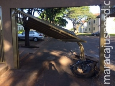 Motorista perde controle de direção e destrói portão de condomínio na Capital