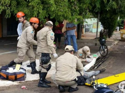 Casal é arremessado de moto depois de ser fechado em ultrapassagem