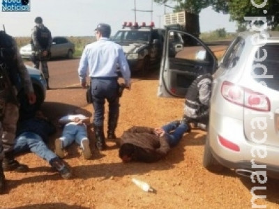 Suspeitos são presos após furar bloqueio policial e capotar veículo