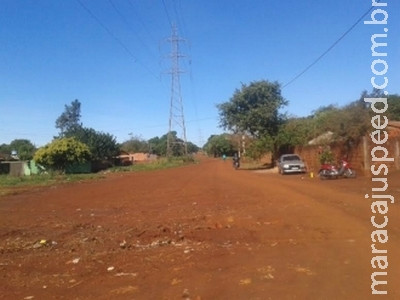 Moradores sob rede de alta tensão cobram asfalto e iluminação