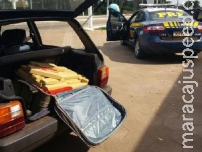PRF apreende carro com 103 kg de maconha e prende dois homens