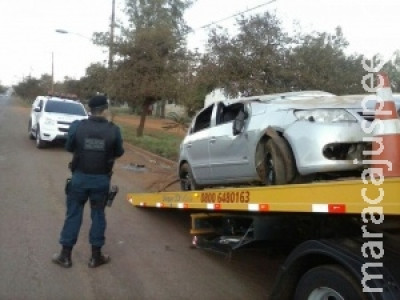 Jovem embriagado perde controle de carro, bate em rotatória e capota