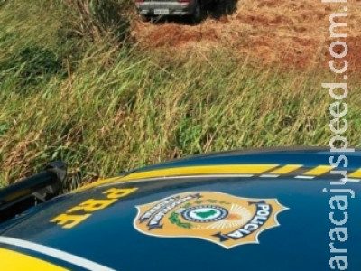 Veículo sai da pista e condutor larga 93 quilos de maconha