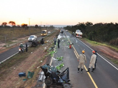 Trator fica totalmente destruído após colisão com caminhonete na BR-359