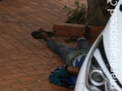 Morador de rua é encontrado morto embaixo de árvore na Capital