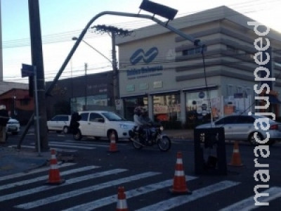 Acidente com dois veículos deixa um em estado grave e destrói semáforo