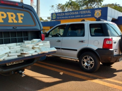 PRF apreende 70 kg de cocaína em assoalho de veículo