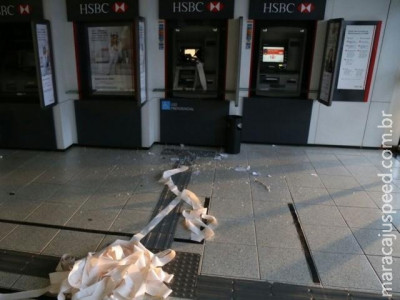 Com barra de ferro, homem tenta arrombar agência bancária na Capital