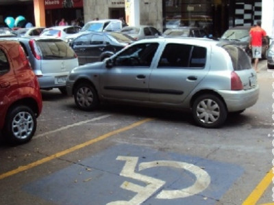 Projeto reserva vagas de estacionamento a mães com bebês no colo