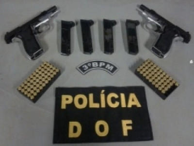 Dupla é presa dentro de ônibus com pistolas compradas no Paraguai