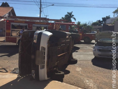Veículo faz ultrapassagem, colide contra outro e capota na capital de MS
