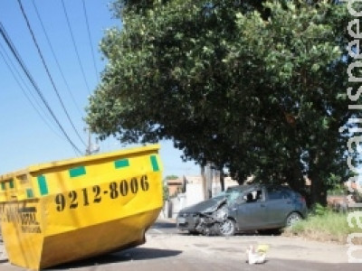 Carro bate em caçamba e condutor é retirado das ferragens por bombeiros