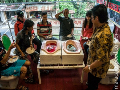 Restaurante serve comida em vasos sanitários na Indonésia