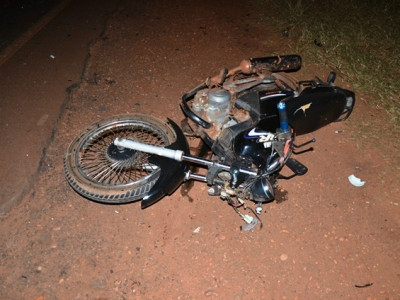 Jovem fica ferido ao colidir moto contra carreta