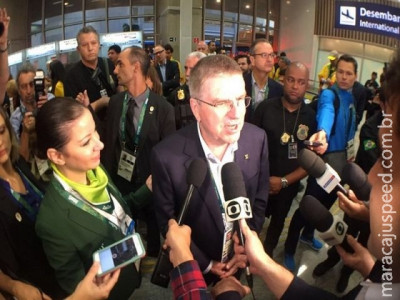 Presidente do COI chega ao Rio e minimiza problemas: Vão resolver