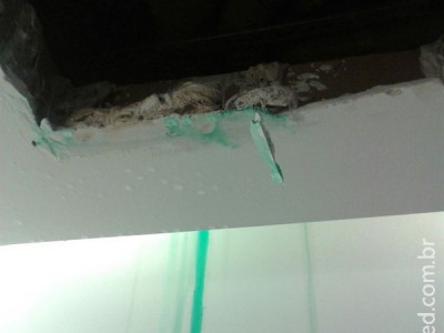 Fiação exposta, vazamento e teto quebrado: veja problemas da Vila