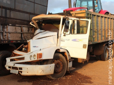 Motorista de caminhão fica ferido após colisão com carreta em MS