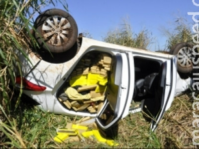 Carro lotado com maconha capota e deixa dois feridos