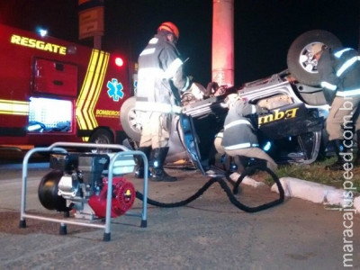 Três ficam feridos após caminhonete capotar e bater em poste em MS