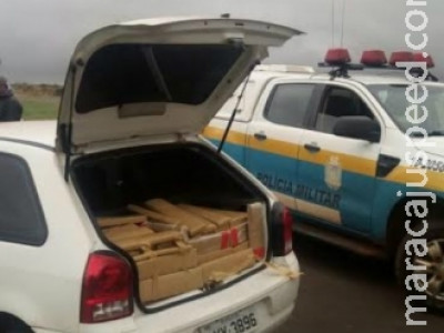 Condutor joga carro contra polícia e abandona droga