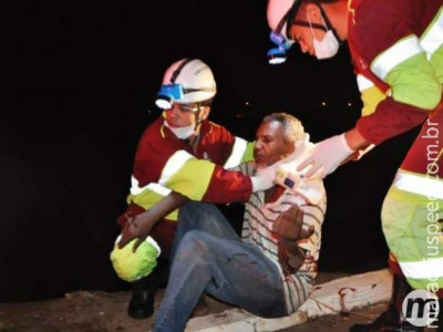 Motorista atropela homem, colide com cerca e acaba morrendo em rodovia