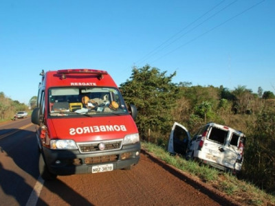 Caminhão bate em van com pacientes e deixa 5 feridos