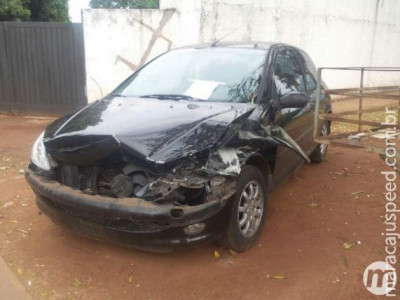 Ao chegar em casa e descarregar compras, jovem tem carro roubado 