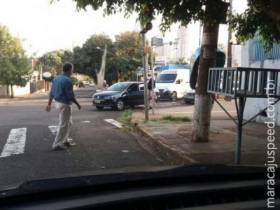 Para pegar criança na escola, homem deixa carro na faixa de pedestres