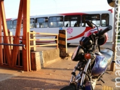 Homem fica ferido após colidir motocicleta em ônibus na Capital