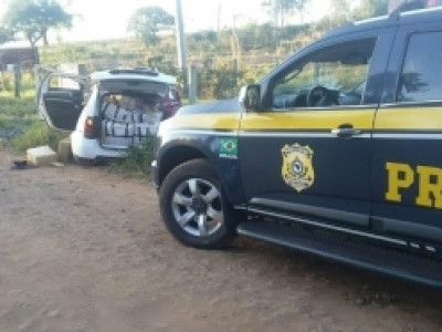 Veículo capota e traficante abandona 1 tonelada de maconha