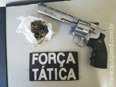 Adolescente é apreendido com droga e revólver de ar comprimido