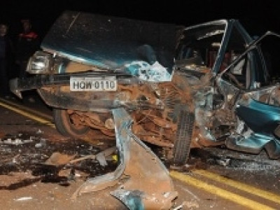 Carros batem de frente, ficam destruídos e família acaba ferida em acidente