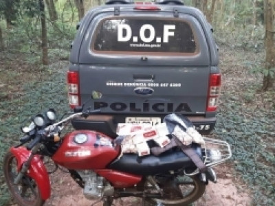 Contrabandista abandona motocicleta e cigarros