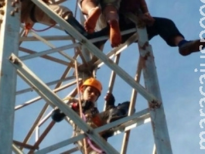 Bombeiros resgatam adolescente em torre de alta tensão