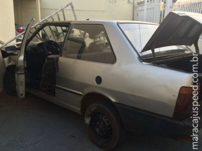 Carro derruba portão, invade casa e motorista abandona passageira ferida