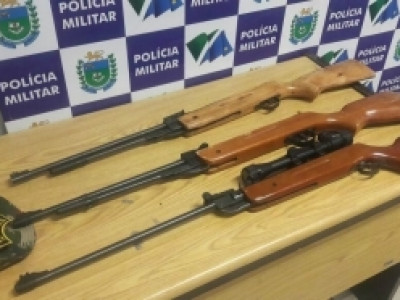 Homem é preso com três rifles de caça; um com mira telescópica