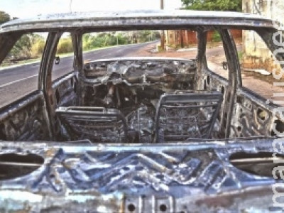 Vizinhos acordam com fumaça e encontram veículo em chamas