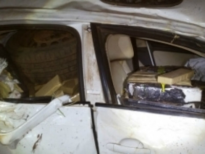 Carro com drogas e armas capota depois de perseguição