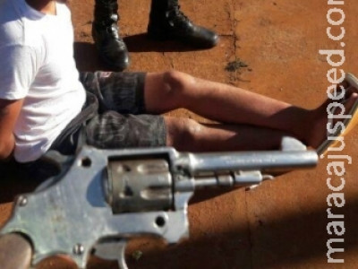 PM flagra rapaz de 17 anos com revólver na cintura