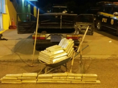 PRF apreende 100 quilos de droga em assoalho de carro