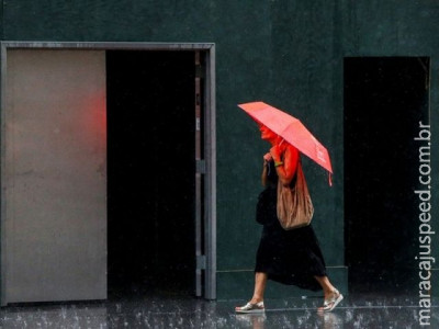 Tempo chuvoso e falta de sol podem agravar dores crônicas, diz estudo