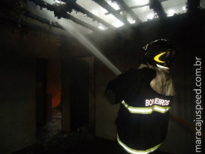 Incêndio destrói sala e quarto de casa no Parque das Nações I