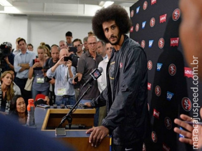 Kaepernick diz ter recebido ameaças de morte após se ajoelhar durante hino
