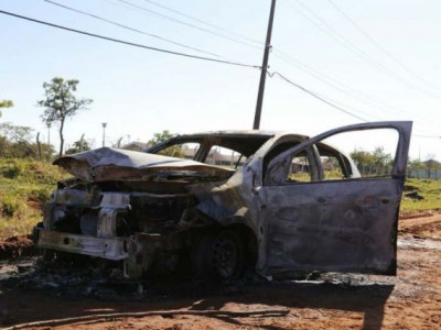 Estudante sequestrada escapa de porta-malas, mas tem carro incendiado