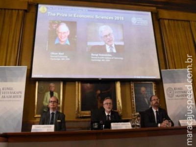 Dupla leva Nobel de Economia por " teoria de contratos "