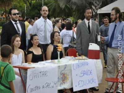 Em greve, administrativos da UFGD fazem " jantar contra a PEC "